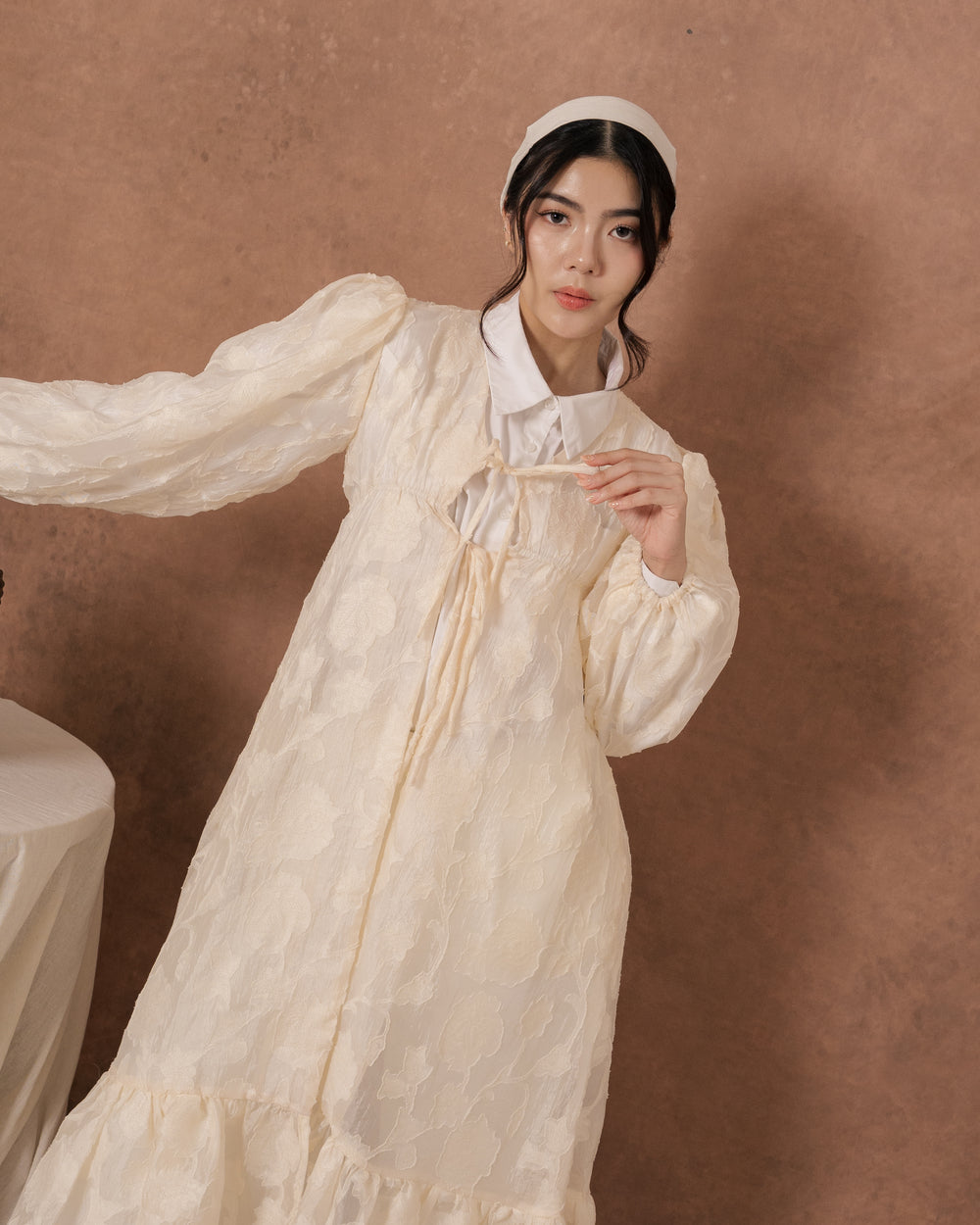 Karin Outer in Ivory