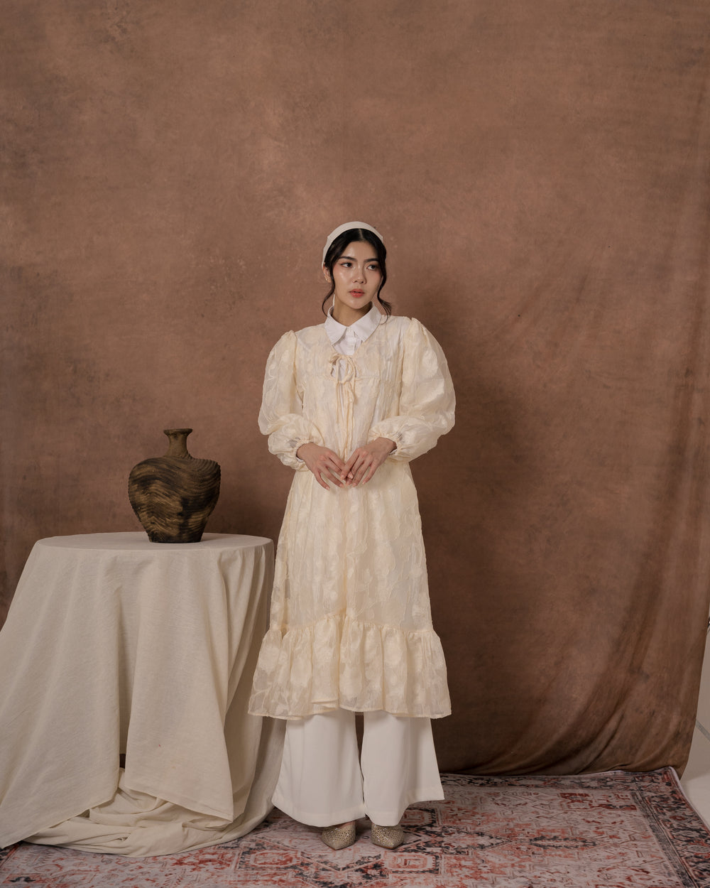Karin Outer in Ivory